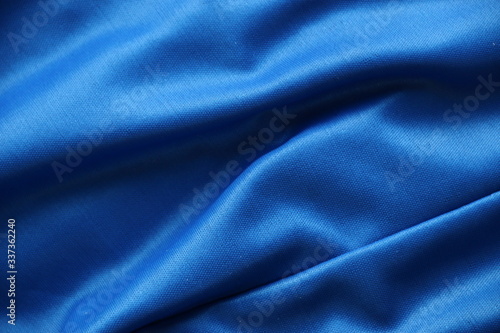 fondo azul textil con reflejos de luz blanca
