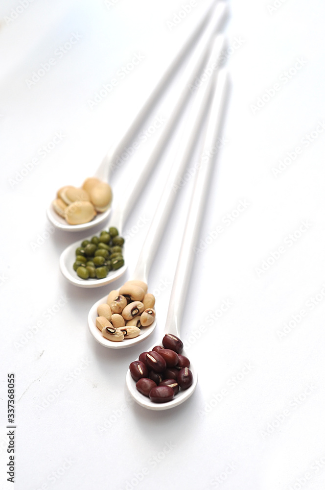 Obraz premium Soya Bean, Red Bean,Green Bean isolated White Background
