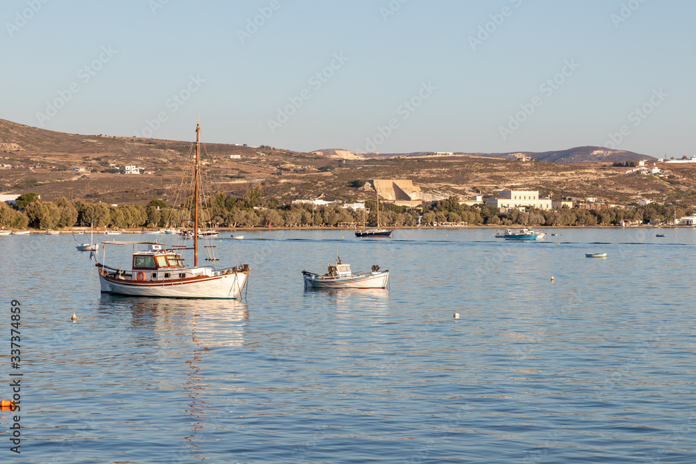 Obraz premium Boats at sunset in Adamas village