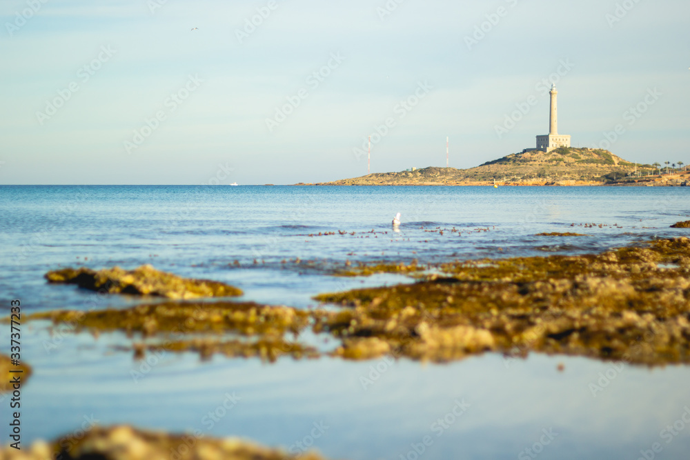 Paisaje panorámico a la orilla del Mar Mediterráneo con el faro de Cabo de Palos en la costa de la Región de Murcia