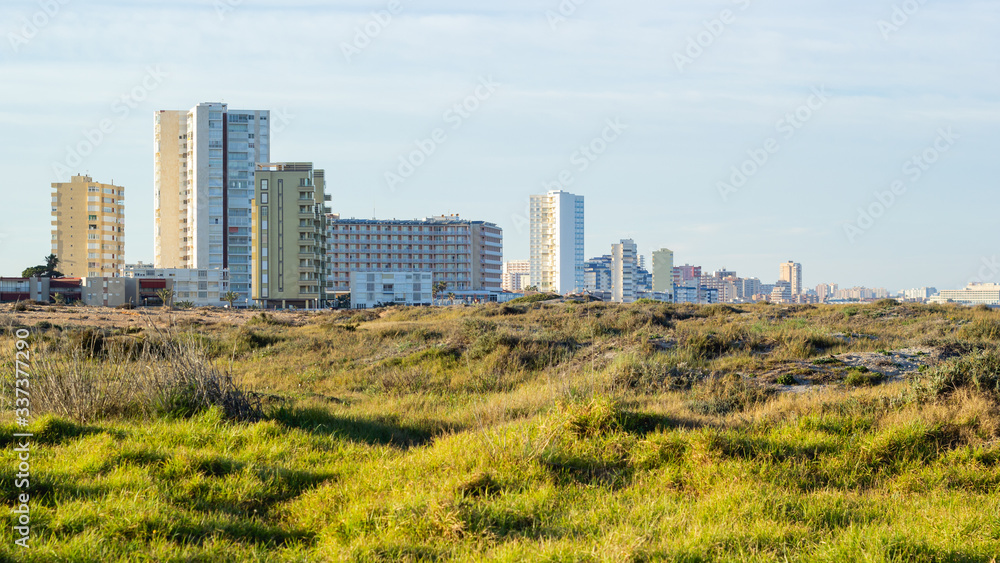 Panorámica skyline de La Manga Del Mar Menor desde la orilla de la playa junto a la arena en Cabo de Palos, Murcia