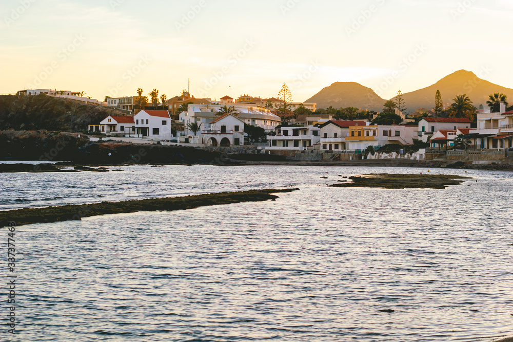 Panorámica del pueblo de Cabo de Palos al atardecer en la costa del Mediterráneo