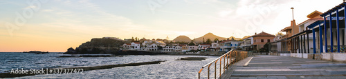 Fotografie Panorámica del pueblo de Cabo de Palos con casas junto al paseo de La Barra al a