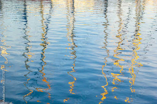 Textura azul de superficie del agua creando ondas en el reflejo de los barcos
