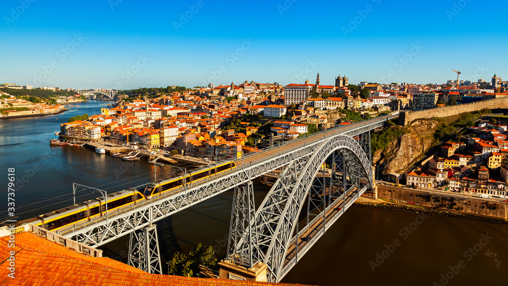 Obraz premium luis bridge view in the city of porto