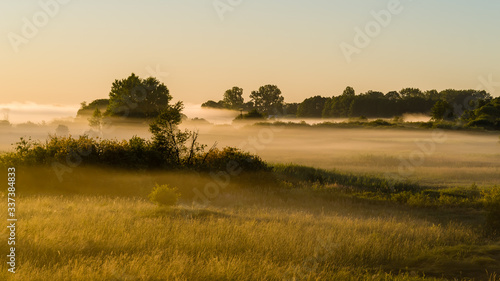 Poranne mgły nad Narwią. Dolina Górnej Narwi, Podlasie, Polska