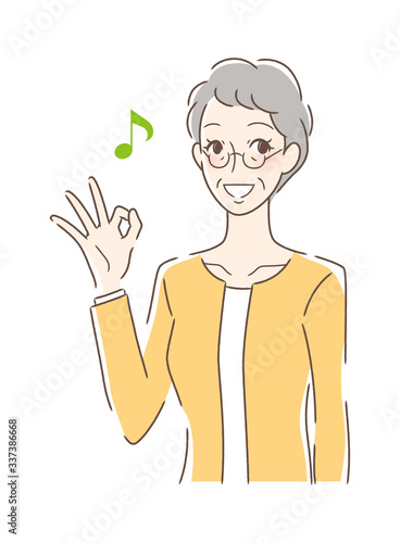 笑顔でOKサインを出す女性