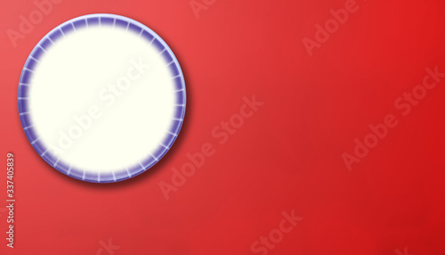 Foto round ceramic plate on red background with negative space or copy space