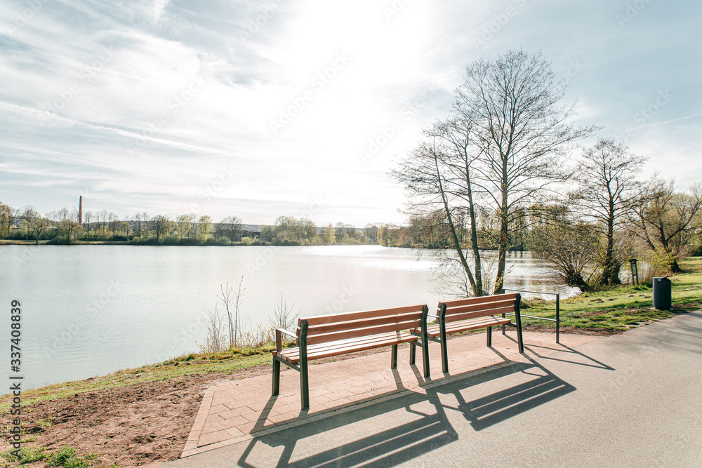 Bände am See leer keine Menschen zu sehen Bände am See leer keine Menschen zu sehen