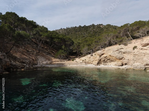 vista del mar de una playa de Mallorca con aguas cristailnas y mar en calma. Concepto de vacaciones verano y relax