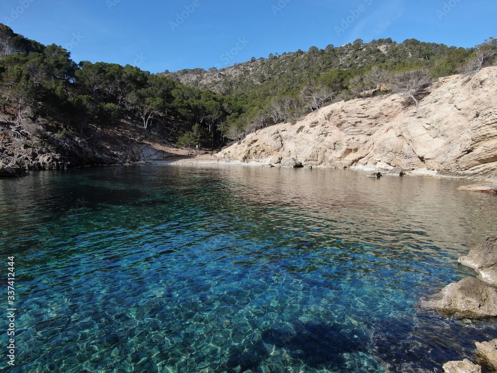 Vista de la playa de Mallorca con el mar de color turquesa y aguas cristalinas