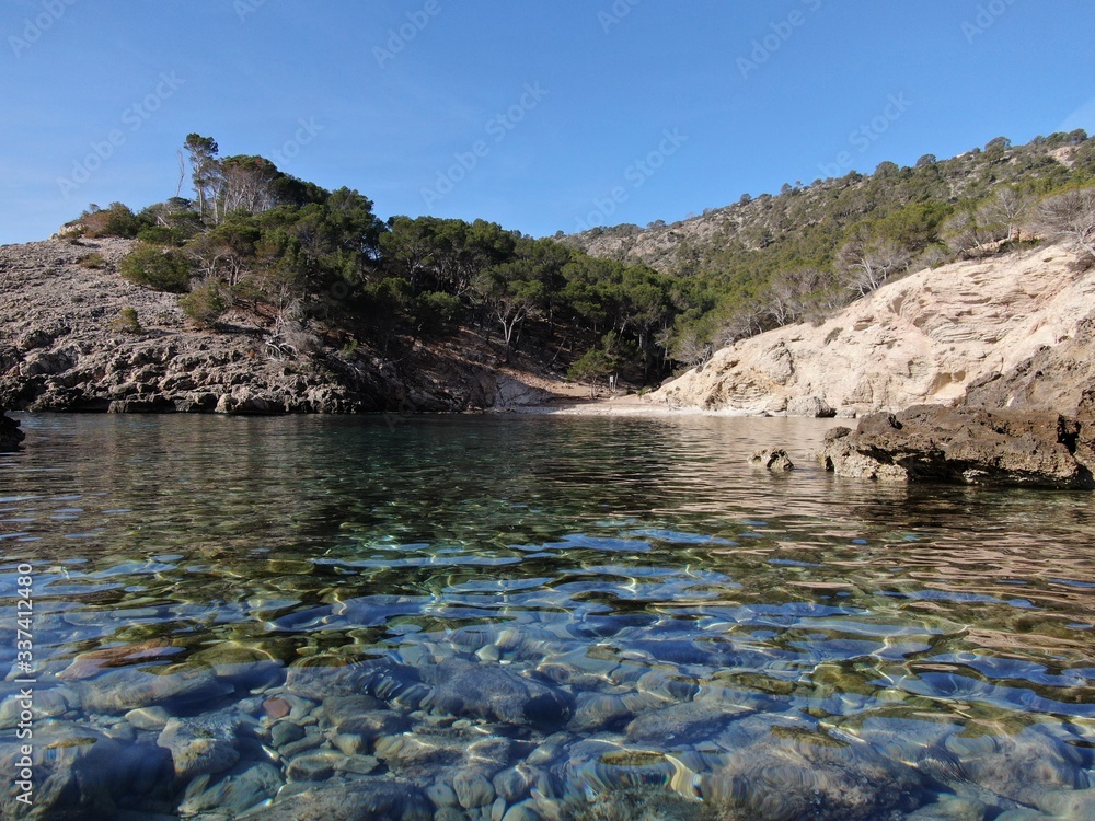 Vista  de la playa de Mallorca con el mar de color turquesa y aguas cristalina. Concepto de vacaciones verano y relax