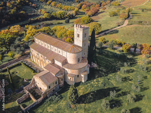 Фотография Veduta aerea dell'abbazia di Sant'Antimo, Toscana