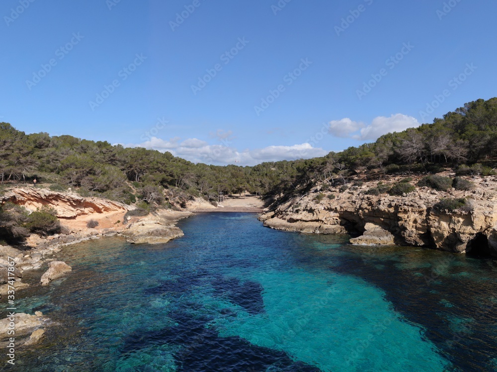 Vista aérea de la playa de Mallorca con el mar de color turquesa y aguas cristalina. Concepto de vacaciones verano y relax