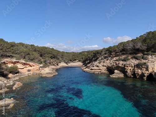 Vista a  rea de la playa de Mallorca con el mar de color turquesa y aguas cristalina. Concepto de vacaciones verano y relax