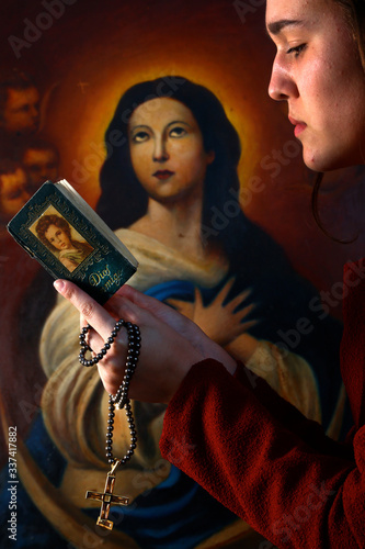 rezando el rosario photo