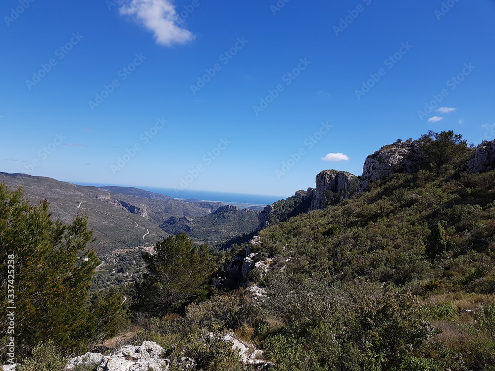 Fototapeta premium Berg-Landschaft in Spanien. Urlaub an der Mittelmeerküste!