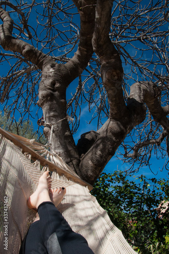 zdjęcie przedstawiające miasteczko w górach Hiszpanii  w słońcu wiosną