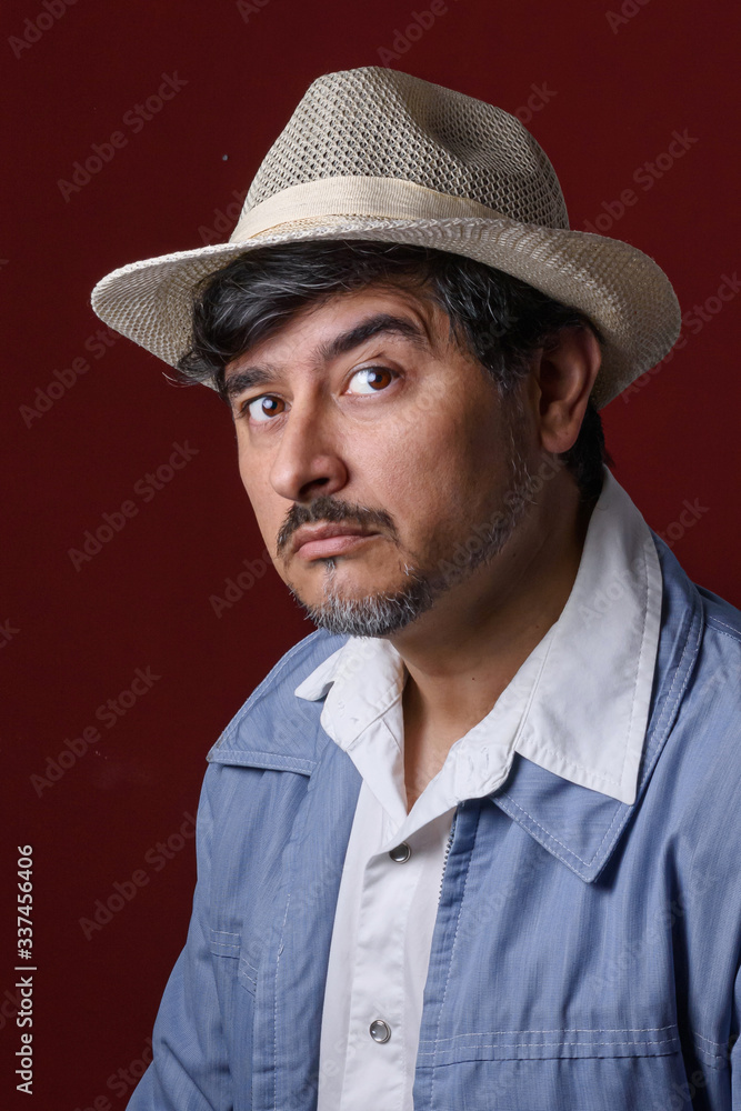 Hombre con aspecto de narcotraficante latino Hombre con aspecto de narcotraficante latino