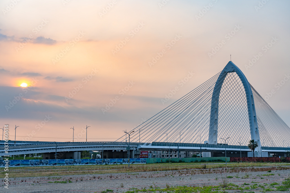 Obraz premium The new landmark Konan Ai-Qin Bridge in Taichung City, Taichung Central Park at the Xitun District Shuinan Economic and Trade Area. The second largest park in Taiwan