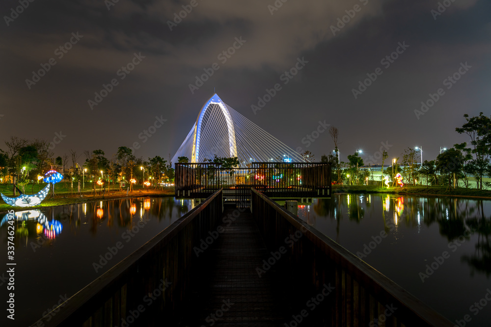 Obraz premium Nightscape of new landmark Konan Ai-Qin Bridge in Taichung City, Taichung Central Park at the Xitun District Shuinan Economic and Trade Area. The second largest park in Taiwan