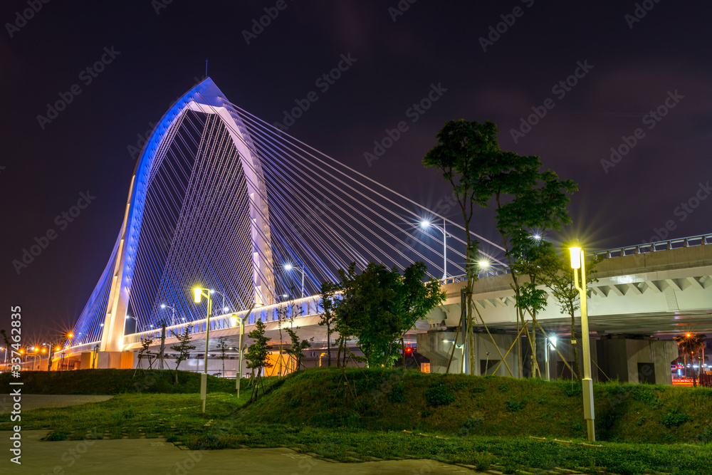 Obraz premium Nightscape of new landmark Konan Ai-Qin Bridge in Taichung City, Taichung Central Park at the Xitun District Shuinan Economic and Trade Area. The second largest park in Taiwan