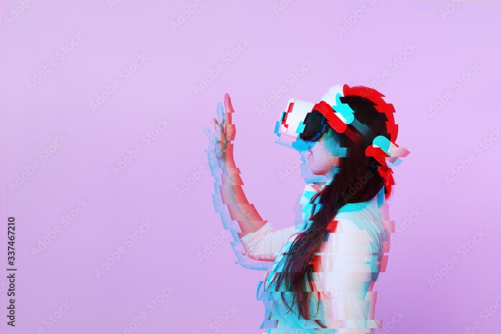 Obraz premium Woman is using virtual reality headset. Image with glitch effect.