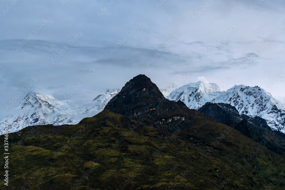 Obraz premium a beautiful mountain view with fog and clouds