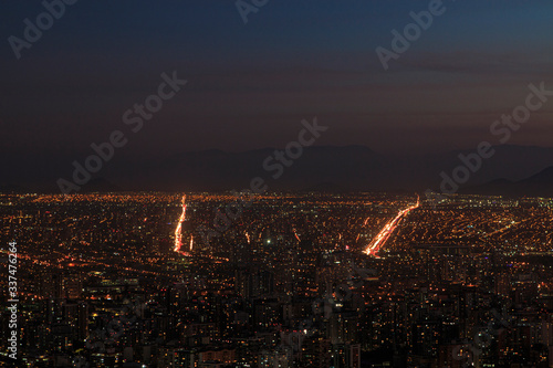 le luci notturne sulla città di Santiago del Cile