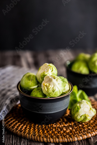 Préparation des choux de Bruxelles sur la table de cuisine