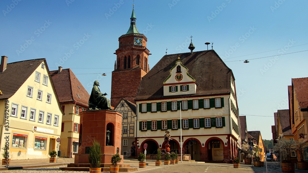 Obraz premium schöner alter Marktplatz in Weil der Stadt mit Rathaus, Kirchturm und Kepler Denkmal vor blauem Himmel