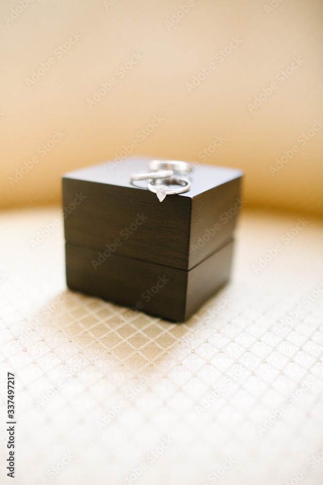Obraz premium Diamond rings and wedding rings. Wedding accessories and preparations for the wedding day.
