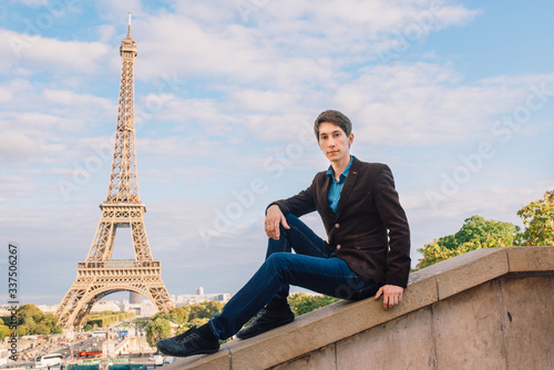 A man against the backdrop of the Eiffel tower in Paris, France. © Aleksei Zakharov