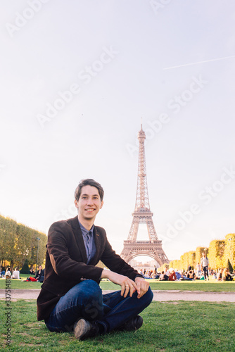 A man against the backdrop of the Eiffel tower in Paris, France. © Aleksei Zakharov