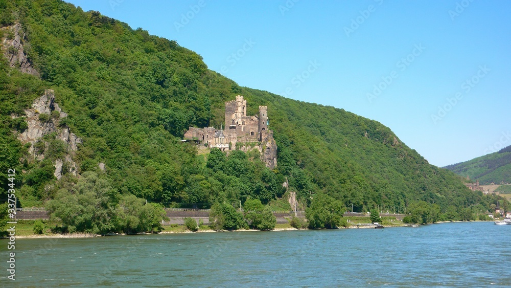 ライン川沿いに建つ古城の情景＠ドイツ