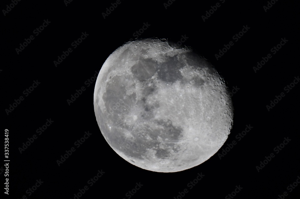 Naklejka premium 2020年4月10日 月齢17.22 23時43分 天気の変わり目で気温の変化にともない風が強くなってきています。