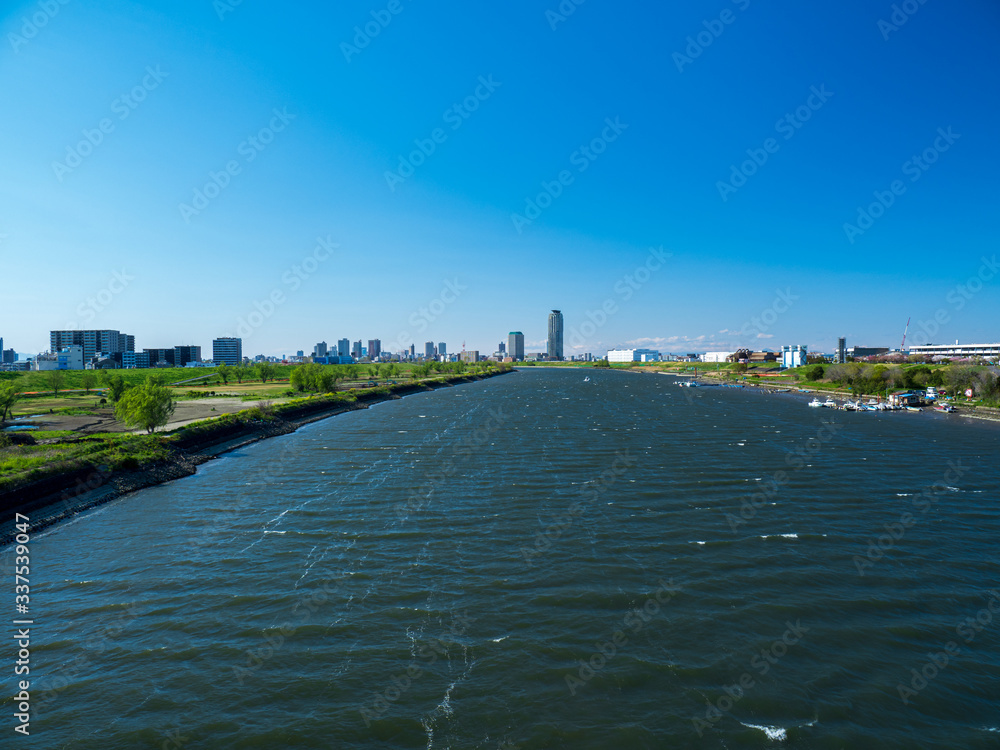 東京、川のある風景