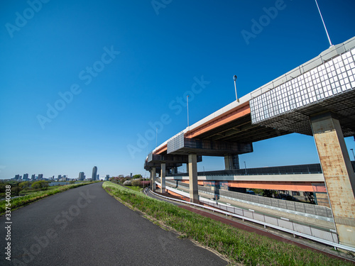 青空と高速道路 © 正人 竹内