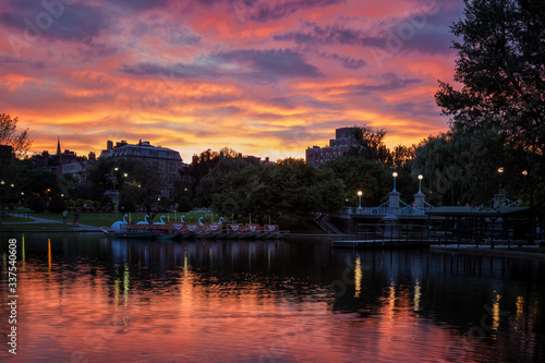 A Dreamy Sunset in the Boston Public Garden © letfluis