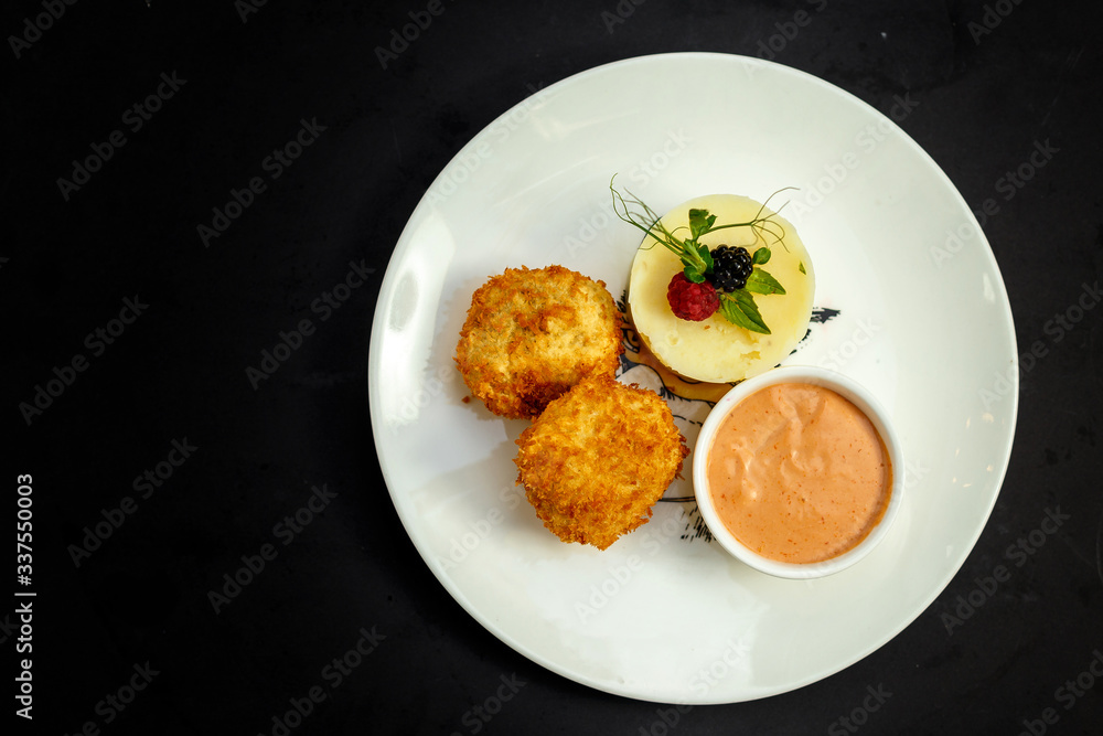 Fototapeta premium delicious nuggets with mashed potatoes and gravy