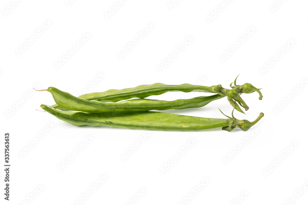 Obraz premium green pea isolated include clipping path on white background.stack photo