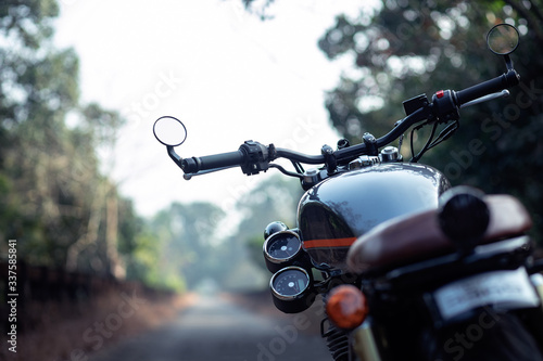 Εκτύπωση καμβά Interceptor 650 modified motorcycle on the road