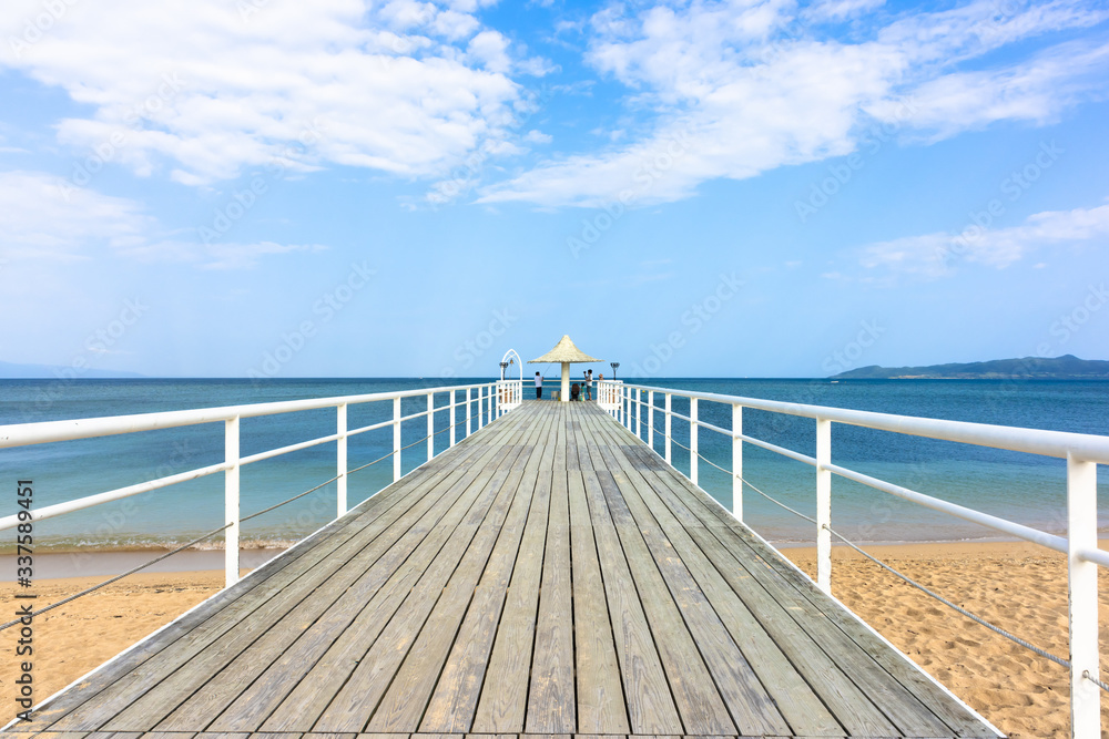 Naklejka premium 〈石垣島〉ビーチの桟橋