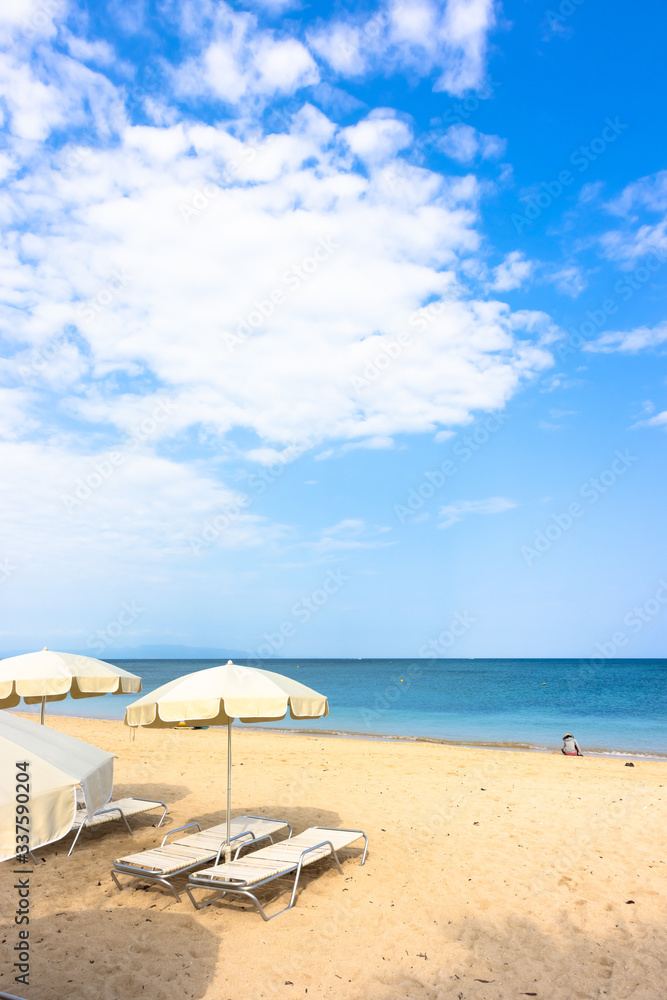 Obraz premium 〈石垣島〉ビーチのパラソル