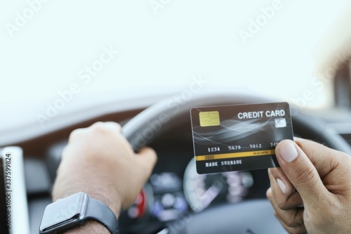 The man holds the card in the car instead of cash, Sergeant Gas, Expressway