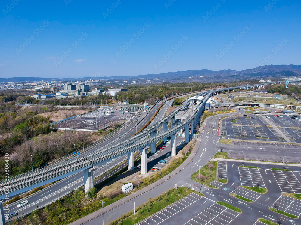 ドローンで空撮した高速道路の風景