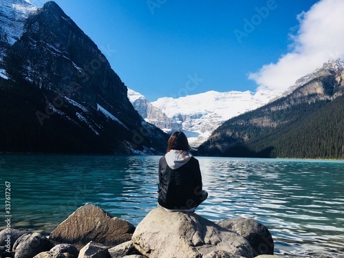 湖を眺める女性