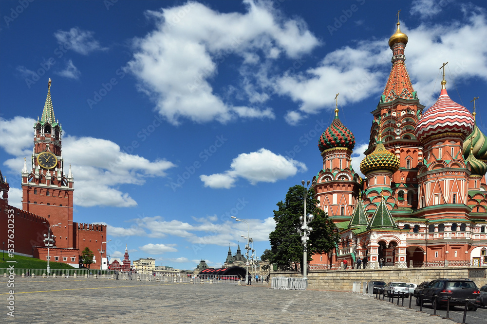 Fototapeta premium Red Square in Moscow, St. Basil's Cathedral and the Kremlin