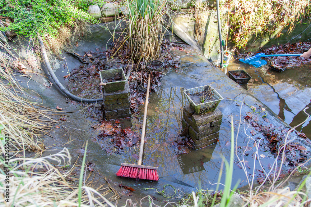 Teich Gartenteich zum säubern vorbereiten Wasser ablassen Teichpumpe