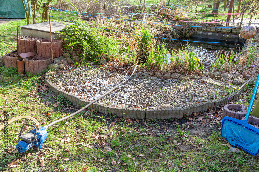 Wasser aus dem Gartenteich Teich ablassen mit Pumpe abpumpen Stock-Foto